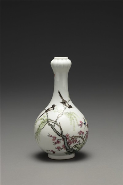 琺瑯彩杏柳春燕圖蒜頭瓶