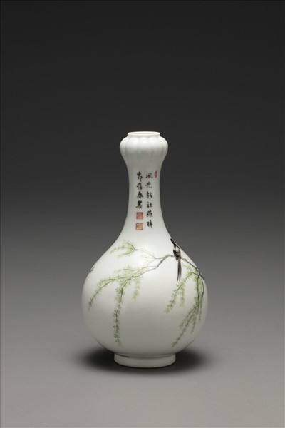 琺瑯彩杏柳春燕圖蒜頭瓶