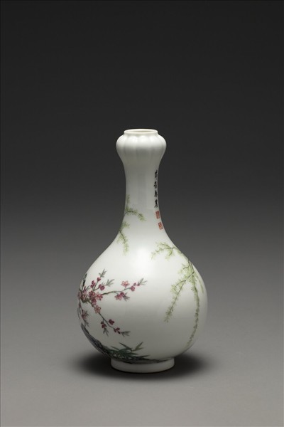 琺瑯彩杏柳春燕圖蒜頭瓶