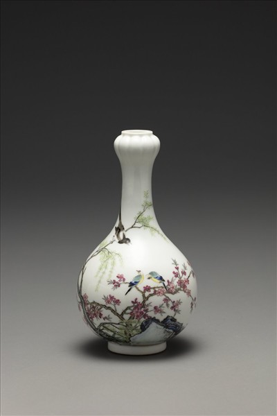 琺瑯彩杏柳春燕圖蒜頭瓶