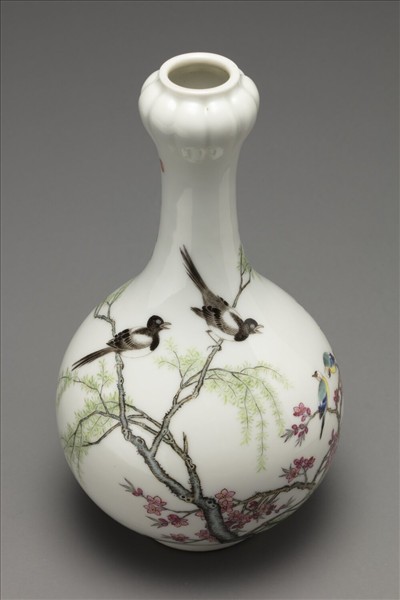 琺瑯彩杏柳春燕圖蒜頭瓶