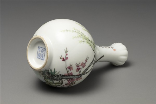 琺瑯彩杏柳春燕圖蒜頭瓶