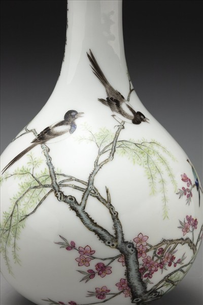 琺瑯彩杏柳春燕圖蒜頭瓶