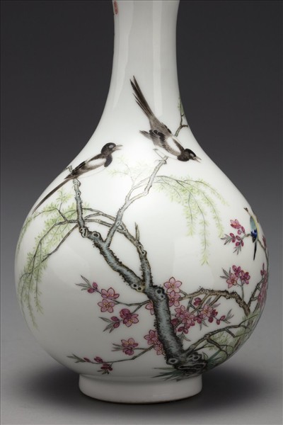 琺瑯彩杏柳春燕圖蒜頭瓶
