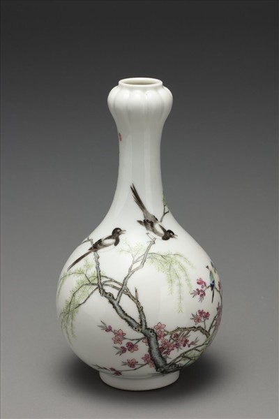 琺瑯彩杏柳春燕圖蒜頭瓶