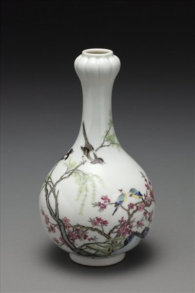 琺瑯彩杏柳春燕圖蒜頭瓶