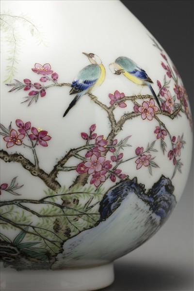 琺瑯彩杏柳春燕圖蒜頭瓶