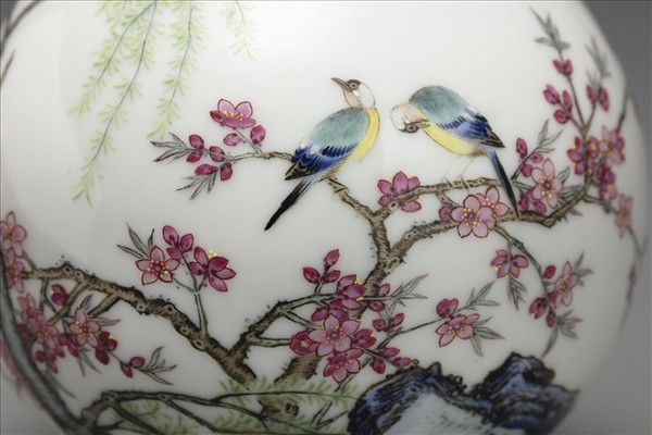 琺瑯彩杏柳春燕圖蒜頭瓶