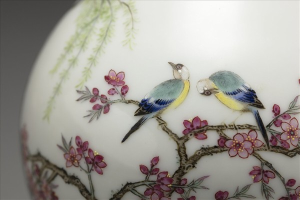 琺瑯彩杏柳春燕圖蒜頭瓶