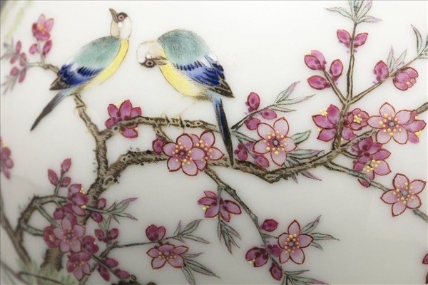 琺瑯彩杏柳春燕圖蒜頭瓶