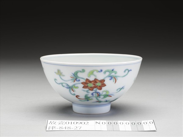 鬥彩折枝蓮花紋碗