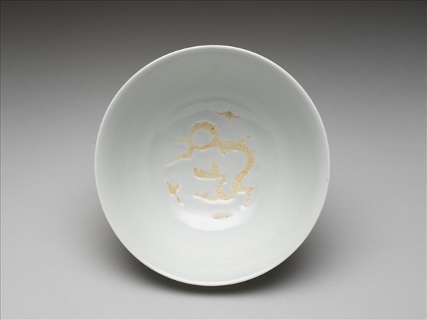 白釉雲龍紋碗