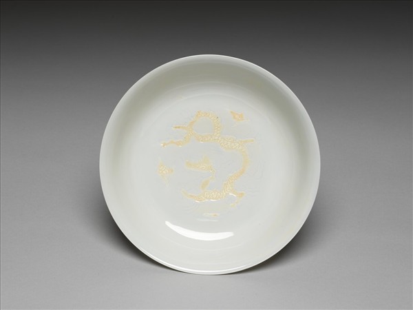 白釉雲龍紋碟