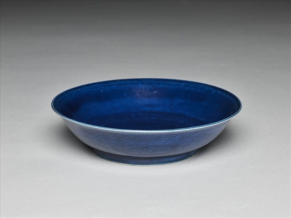 霽青釉劃花鳳紋盤