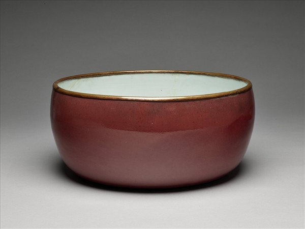 紅釉白裡缸