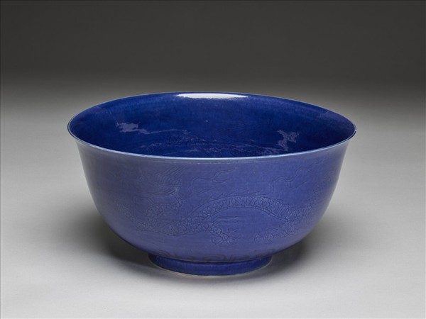 霽青釉龍紋大碗