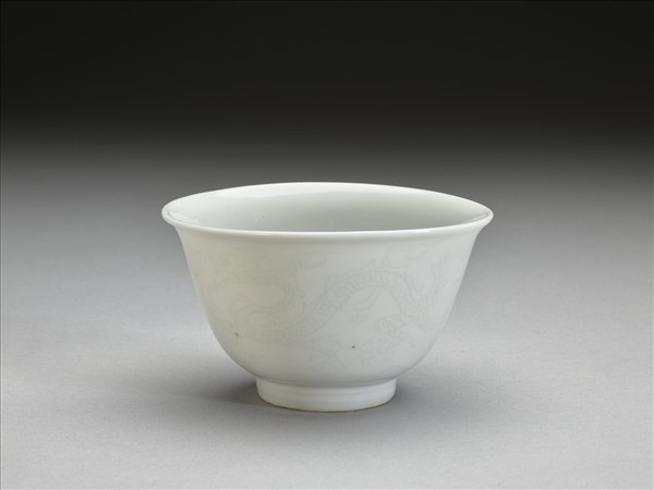 白瓷暗花龍紋杯