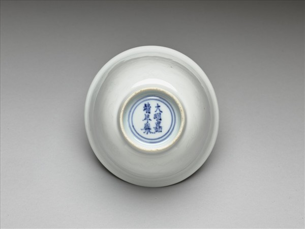 白瓷暗花龍紋杯