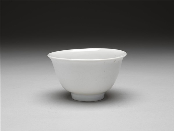 白瓷暗花龍紋杯