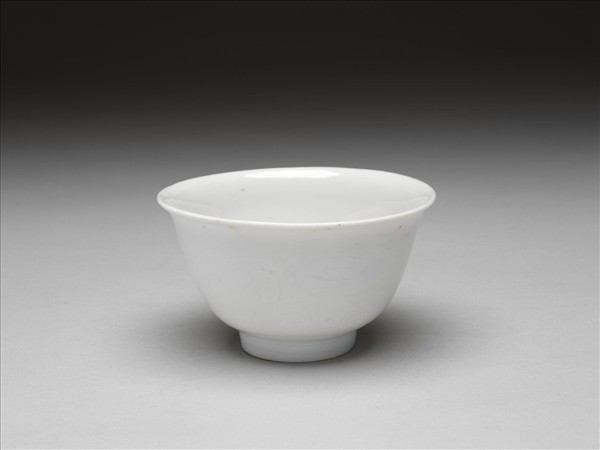 白瓷暗花龍紋杯