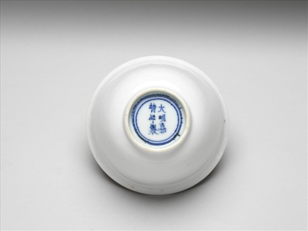 白瓷暗花龍紋杯