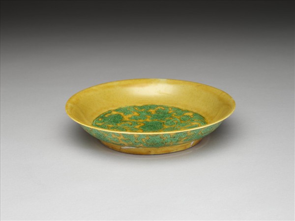 嬌黃釉綠彩靈芝紋碟