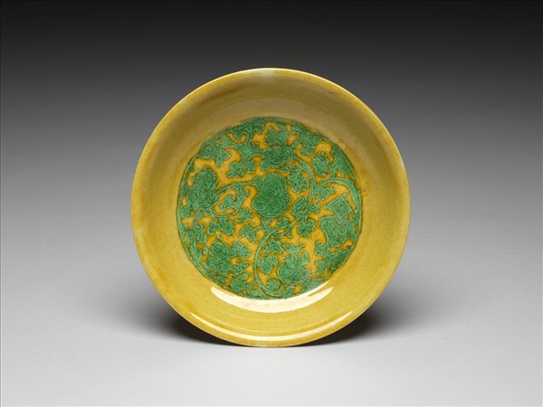 嬌黃釉綠彩靈芝紋碟