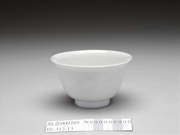 白瓷暗花龍紋杯