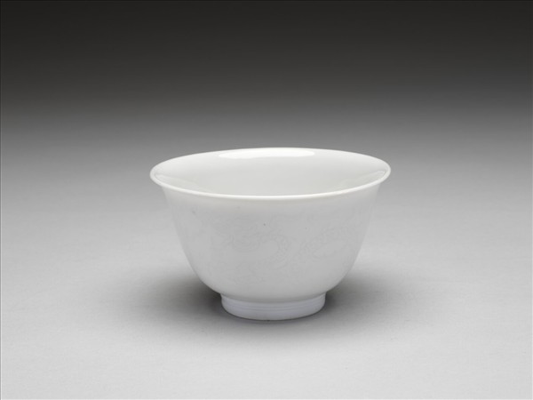 白瓷暗花龍紋杯