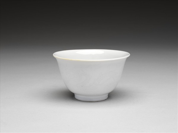 白瓷暗花龍紋杯