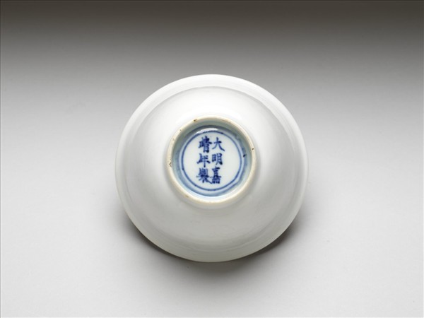 白瓷暗花龍紋杯