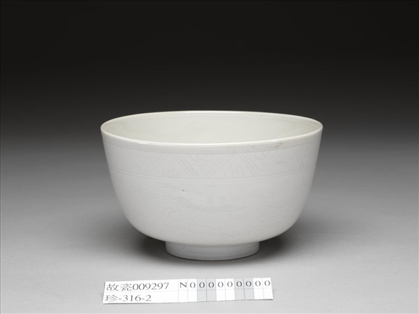 甜白釉雲龍紋碗