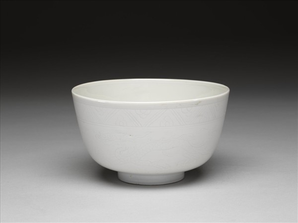 甜白釉雲龍紋碗