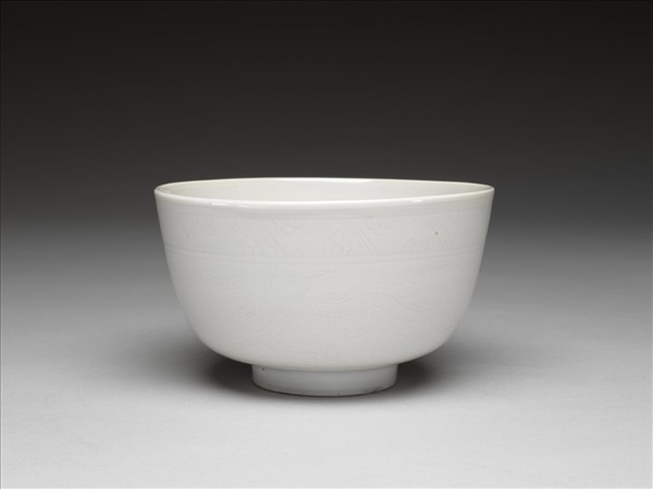 甜白釉雲龍紋碗