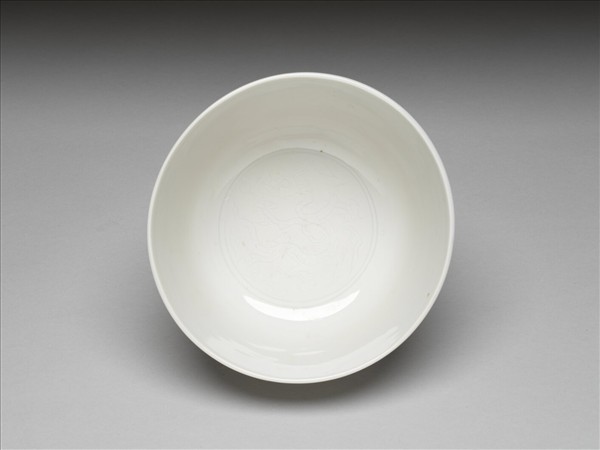 甜白釉雲龍紋碗