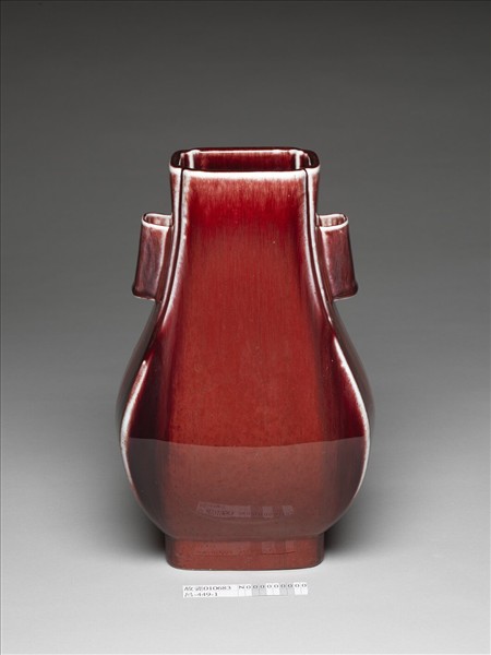 紅釉貫耳壺