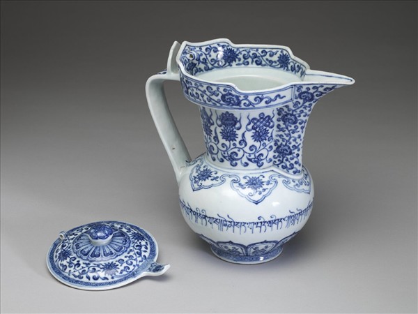 青花番蓮八寶紋僧帽壺