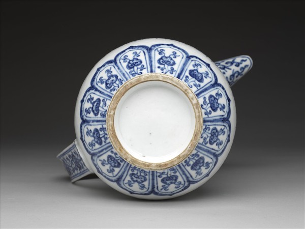 青花番蓮八寶紋僧帽壺