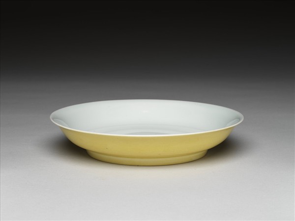 黃釉白裡撇口盤