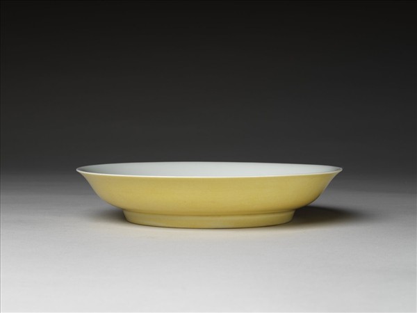 黃釉白裡撇口盤