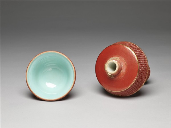 瓷胎仿剔紅燭台