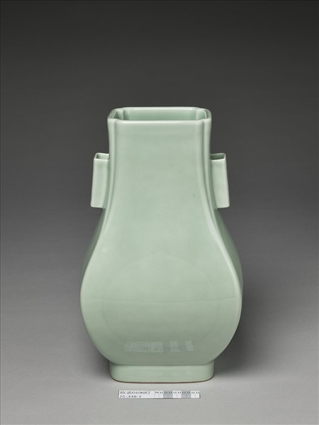 青瓷貫耳壺