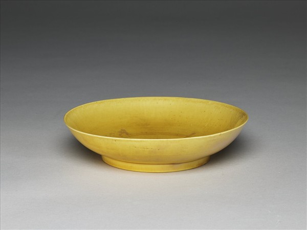 黃釉錐拱龍紋盤