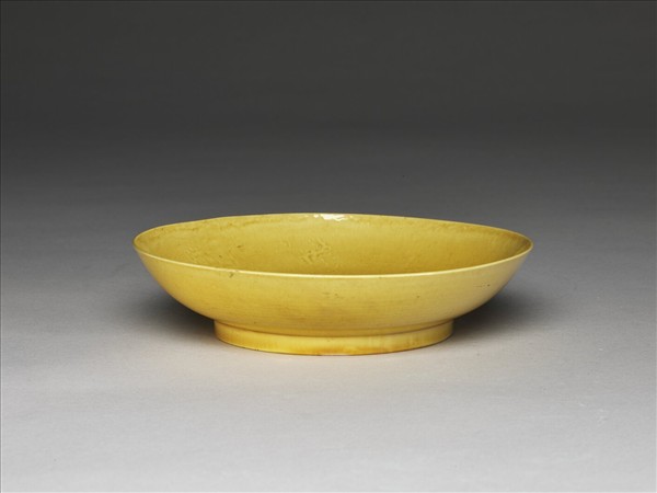 黃釉錐拱龍紋盤