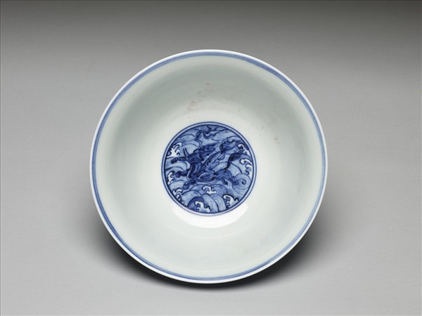 青花波濤靈獸紋碗
