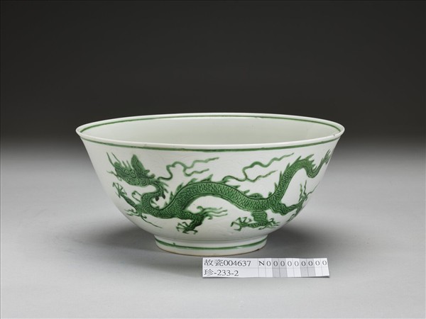 白瓷綠彩劃花龍紋碗