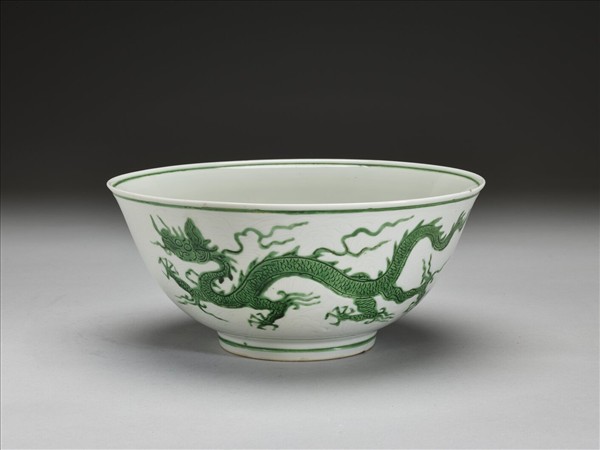 白瓷綠彩劃花龍紋碗