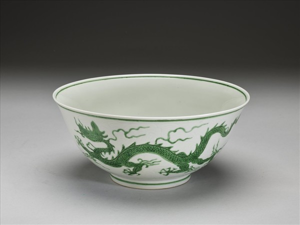 白瓷綠彩劃花龍紋碗