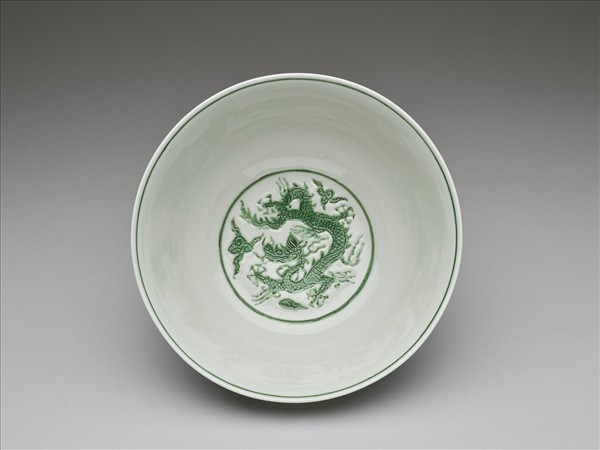 白瓷綠彩劃花龍紋碗