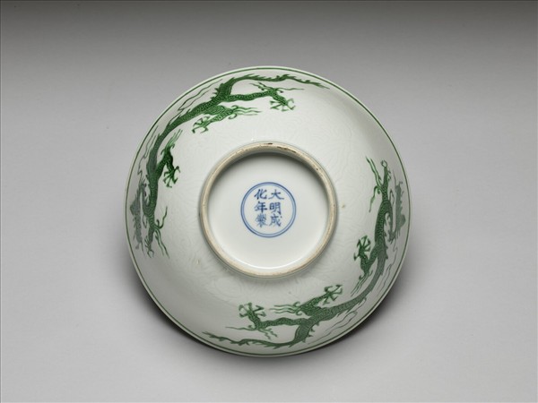 白瓷綠彩劃花龍紋碗